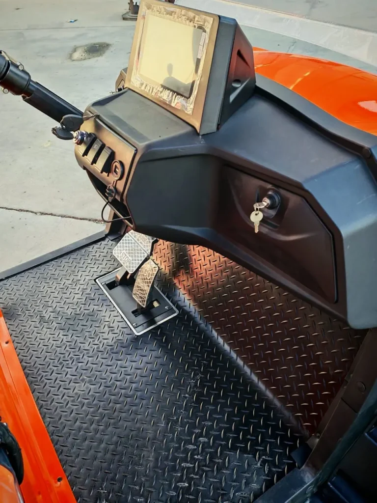 Detalle del tablero y espejo del carro de golf