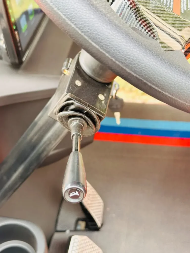 Detalle del tablero y volante