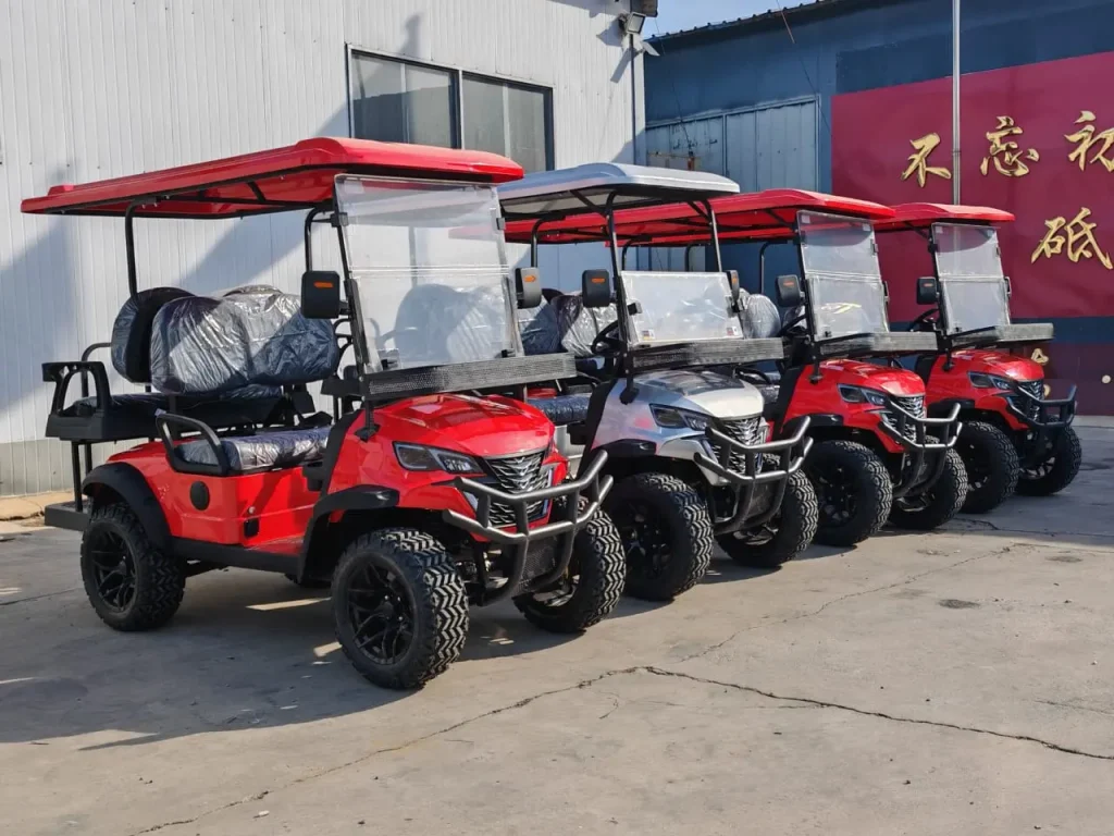 Flota de carros de golf rojos