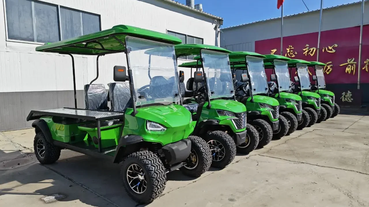 Flota de carros de golf verdes