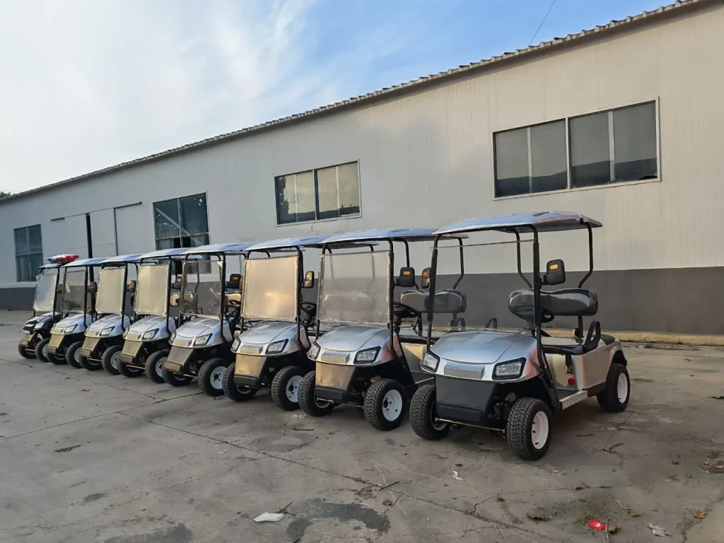 Flota de carros de golf color plata, otra vista